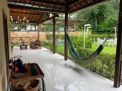 Um jardim no exterior de Pousada Monteflor Guaramiranga-CE