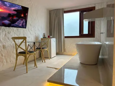 Uma televisão e/ou sistema de entretenimento em Pousada Monteflor Guaramiranga-CE