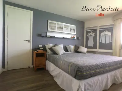 Uma cama ou camas num quarto em Beira Mar Suite