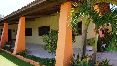 Um jardim no exterior de Casa de Praia no Porto das Dunas