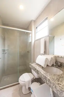 Uma casa de banho em Duro Beach Garden Hotel