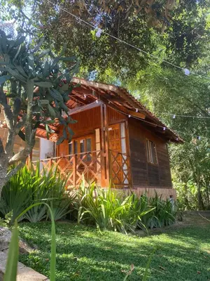 Um jardim no exterior de Monte Suiço - Chalés para locação
