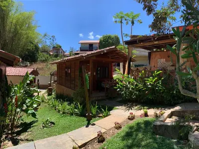 Um jardim no exterior de Monte Suiço - Chalés para locação