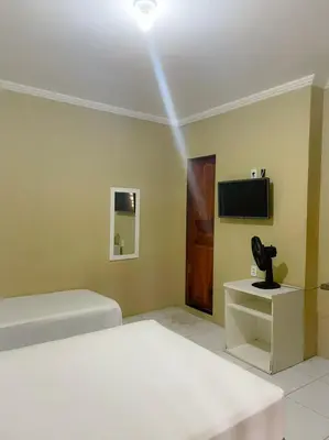 Uma televisão e/ou sistema de entretenimento em Pousada Pilotos