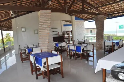 Um restaurante ou outro lugar para comer em Brisa Mar