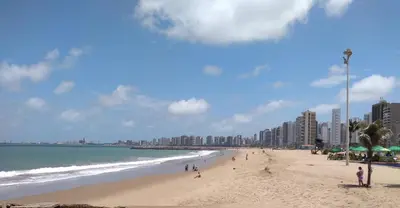 Uma praia em ou perto do apartamento
