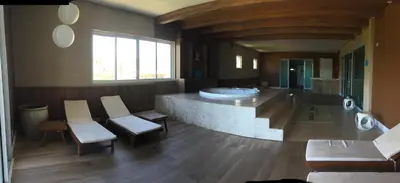 Uma área de estar em apartamento vista mar