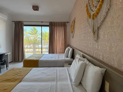 Uma cama ou camas num quarto em G2 Beach Hotel