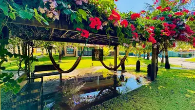 Um jardim no exterior de Vg Sun Cumbuco by Diego Flats