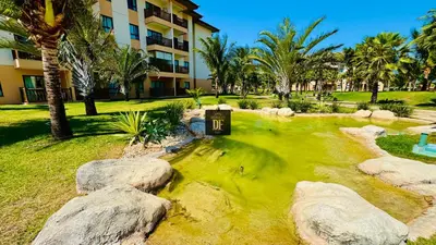 Um jardim no exterior de Vg Sun Cumbuco by Diego Flats