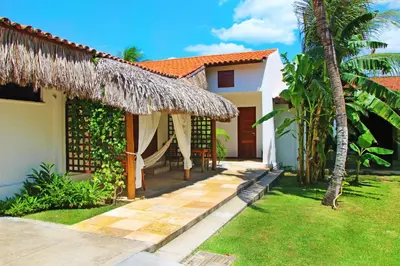 Um jardim no exterior de Tucano Pousada