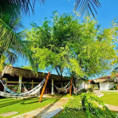 Um jardim no exterior de Tucano Pousada