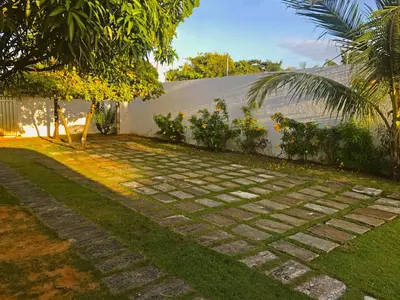 Um jardim no exterior de Tucano Pousada