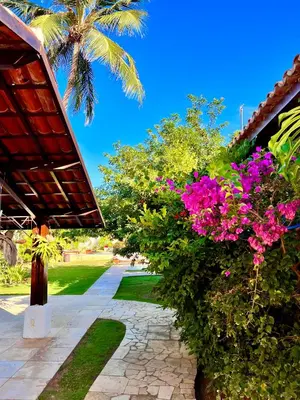 Um jardim no exterior de Tucano Pousada