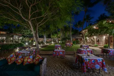 Um jardim no exterior de Vila Kalango