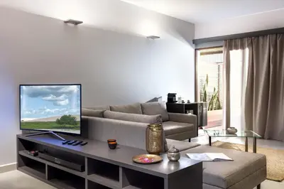Uma televisão e/ou sistema de entretenimento em Essenza Dune Hotel