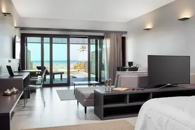 Uma televisão e/ou sistema de entretenimento em Essenza Dune Hotel