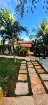 Um jardim no exterior de Casa no Residencia Familia