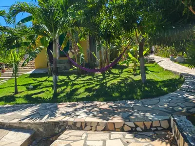 Um jardim no exterior de Casa no Residencia Familia