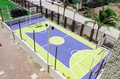 Comodidades para jogar ténis e squash em Beach Living 1111 ou nas proximidades