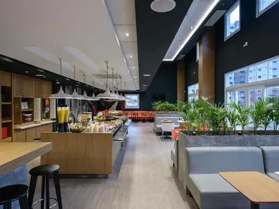 Um restaurante ou outro lugar para comer em ibis Fortaleza Centro de Eventos