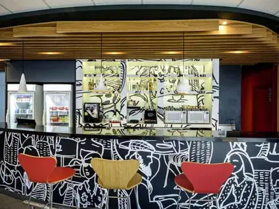 A área de bar ou lounge em ibis Fortaleza Centro de Eventos