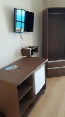 Uma televisão e/ou sistema de entretenimento em Pousada Nova Oasis do Rei