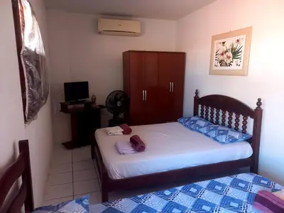 Uma cama ou camas num quarto em Suítes Centro Praia