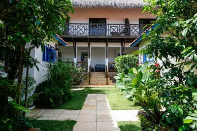 Um jardim no exterior de Pousada Tranquilandia Village