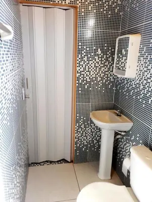 Uma casa de banho em Suítes Canaã