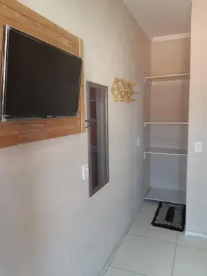 Uma televisão e/ou sistema de entretenimento em Suítes Canaã