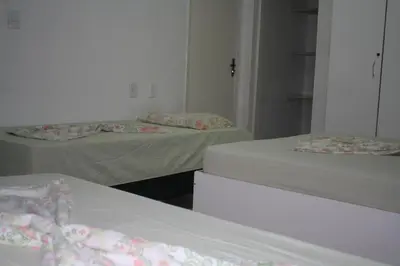 Uma cama ou camas num quarto em APARTAMENTOS NO CARTIER PRAIA DO FUTURO FORTALEZA CONFORTAVEL COM 2 QRTOS 1 suite