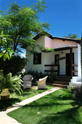 Um jardim no exterior de Hotel e Pousada La Dolce Vita
