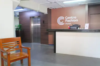 A área de receção ou átrio de Hotel Centro Fashion