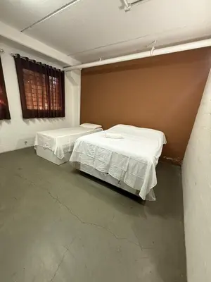 Uma cama ou camas num quarto em Hotel Centro Fashion