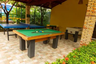 Uma mesa de bilhar em Hotel Jangadas