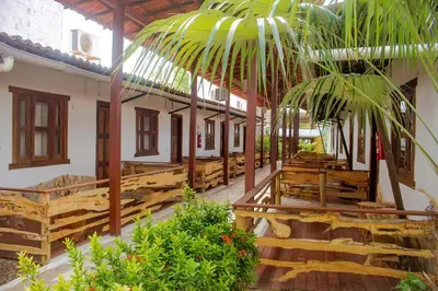 Um jardim no exterior de Jeri Village Hotel