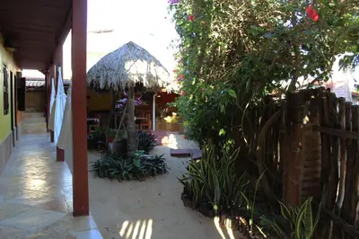 Um jardim no exterior de Ibiscus Pousada sem café
