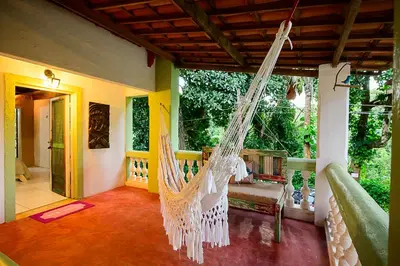 Um jardim no exterior de Olho D'Água Pousada