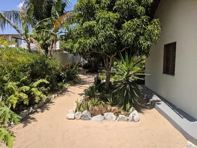 Um jardim no exterior de B&B Chalé Jardins