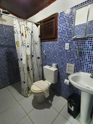 Uma casa de banho em Pousada California