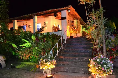 Um jardim no exterior de Pousada Le Monte Cristo