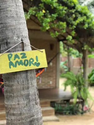 Um jardim no exterior de Pousada kaz'oca