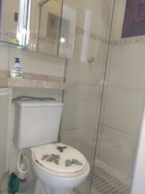 Uma casa de banho em LINDO CHALÉ NO CENTRO DE GUARAMIRANGA