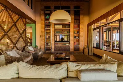 Uma área de estar em Carmel Charme Resort