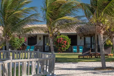 Um jardim no exterior de Vila Selvagem Hotel Contemporaneo