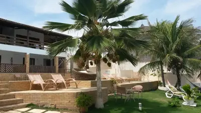 Um jardim no exterior de Pousada Vale do Luar