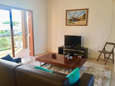 Uma televisão e/ou sistema de entretenimento em Taiba Beach Resort Casa com piscina