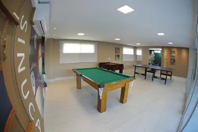 Uma mesa de bilhar em Apart Porto das Dunas