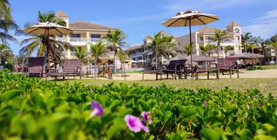 Um jardim no exterior de Atlantic Palace Family inn